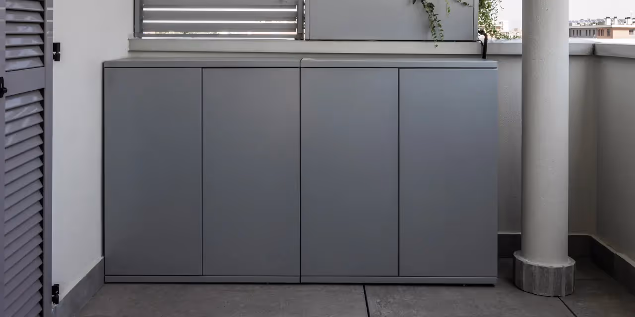 Armadio Anta Modularte in acciaio verniciato su un terrazzo