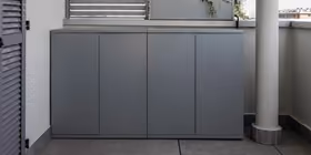 Armadio Anta Modularte in acciaio verniciato su un terrazzo
