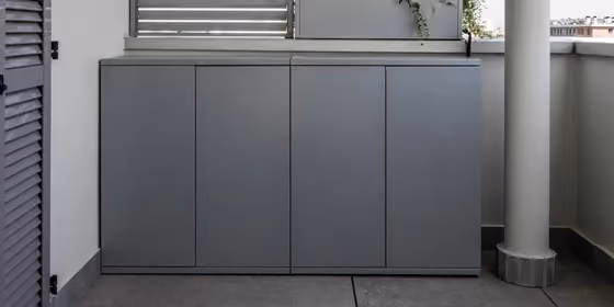 Armadio Anta Modularte in acciaio verniciato su un terrazzo