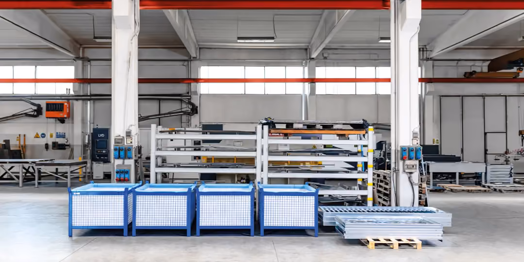 Sede produttiva Modularte: ampi spazi officina dedicati alla carpenteria metallica di precisione per arredo outdoor di lusso.