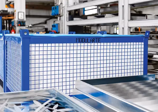 Interno dello stabilimento produttivo Modularte: lavorazione metalli e componenti per fioriere e frangivista Made in Italy.