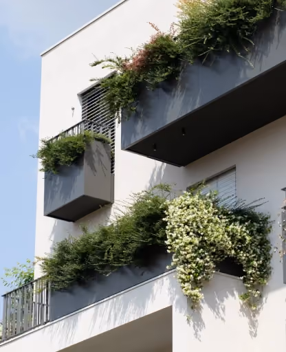 Fioriere da esterno Modularte integrate nella facciata di un edificio moderno per la creazione di giardini pensili e balconi verdi.