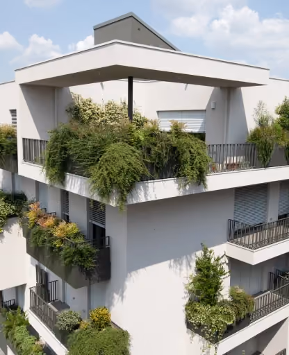 Sistemi di fioriere Modularte per giardini pensili e balconi fioriti in edifici residenziali moderni.